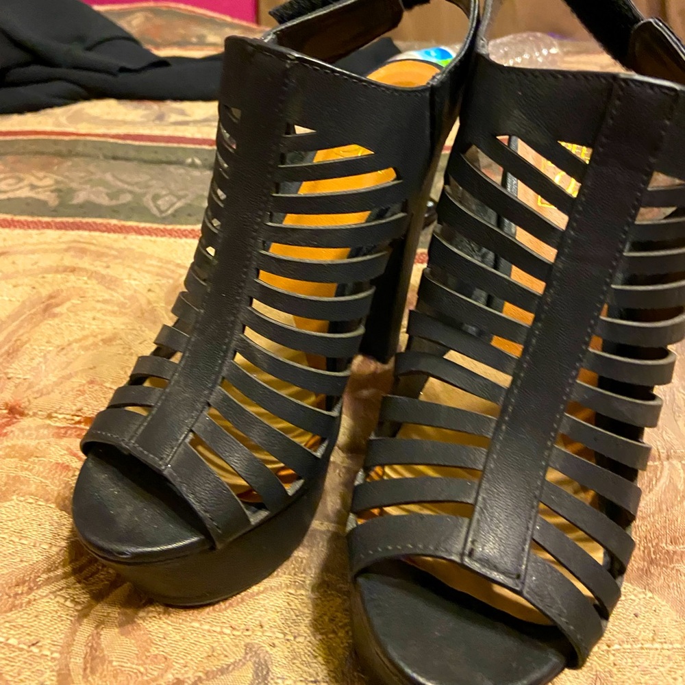 Speed Limit 98 high heels size 6 womens